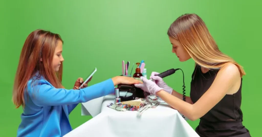 How to Become a Nail Tech 